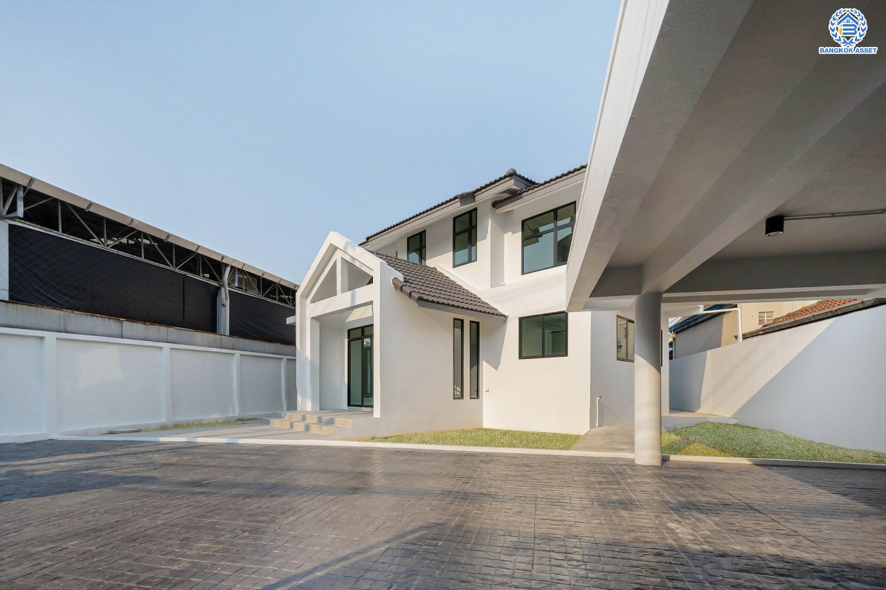 บ้านมือสองตกแต่งใหม่ ดีไซน์สวย โครงการ ลาดพร้าว130 ลาดพร้าว หลังใหญ่ถึง 154 ตร.ว. ฟังก์ชัน 4 ห้องนอน 5 ห้องน้ำ 1 ห้องแม่บ้าน จอดรถได้ 2 คัน พื้นที่ใช้สอยกว่า 589 ตร.ม. รองรับทุกกิจกรรม บนทำเลเชื่อมต่อหลายเส้นทาง อาทิ ถนนรัชดาภิเษก, ถนนเสรีไทย, ถนนรามคำแหง ใกล้จุดขึ้นทางด่วน "ฉลองรัช" ใกล้รถไฟฟ้าสายสีเหลือง "สถานีลาดพร้าว101" และรถไฟฟ้าสายสีส้ม "หัวหมาก"